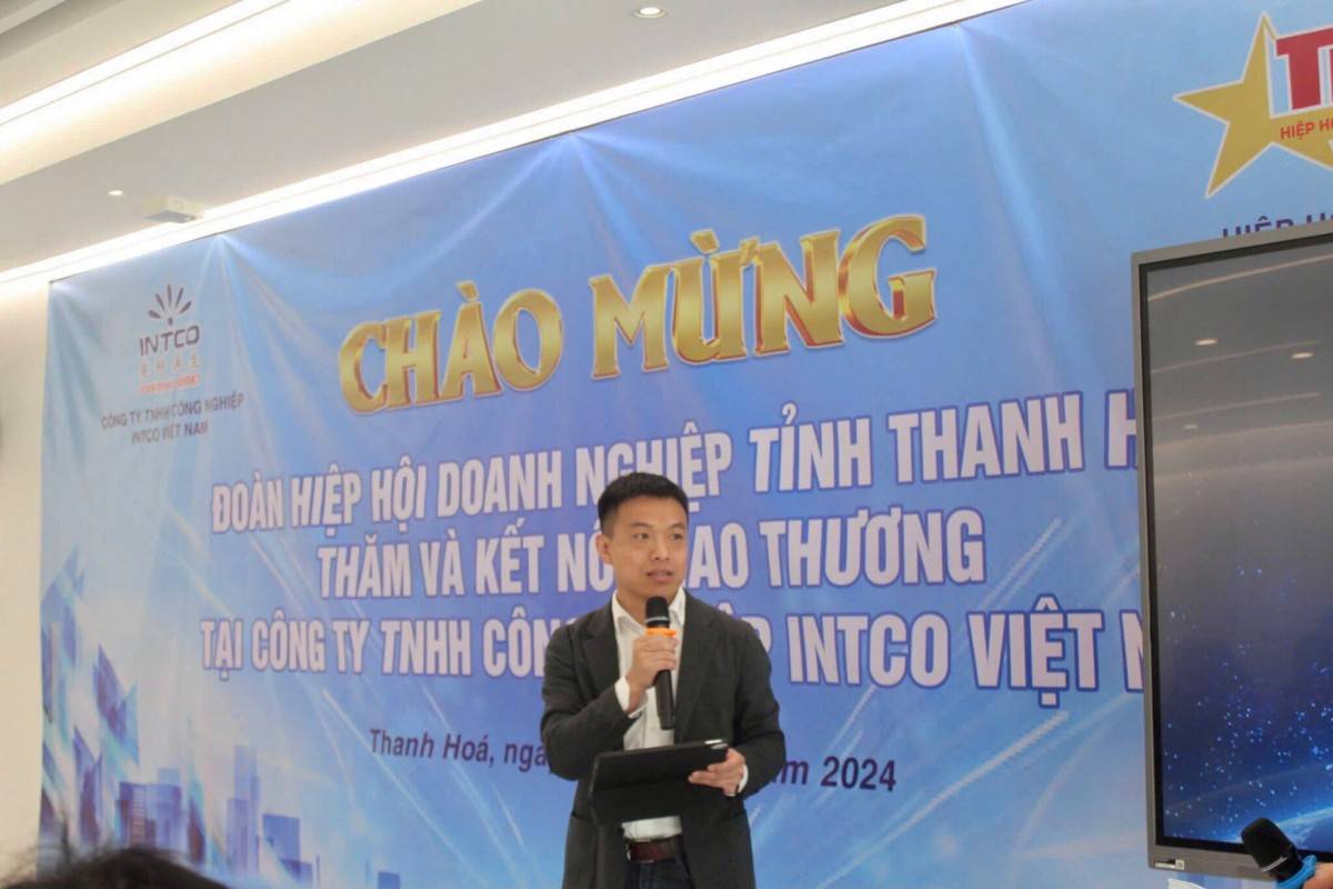 Đại diện ban giám đốc Công ty TNHH Công nghiệp Intco Việt Nam giới thiệu về quy trình sản xuất cho các doanh nghiệp hội viên.
