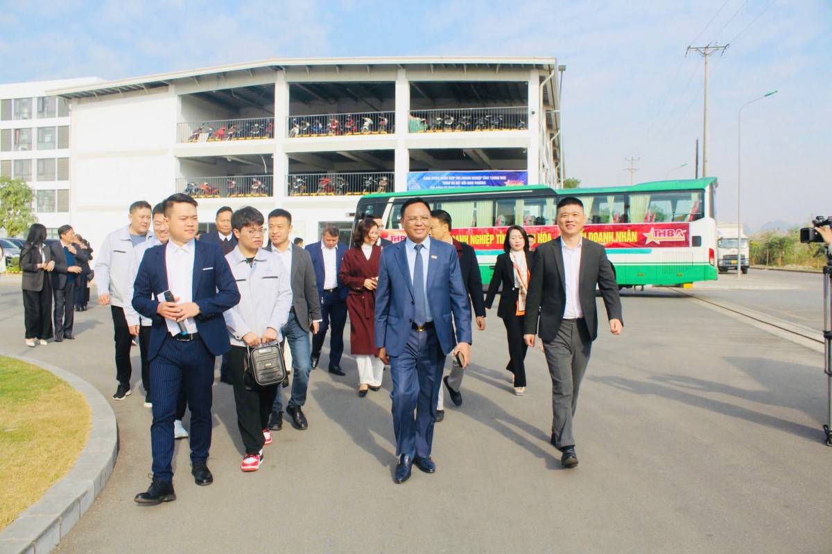 Các doanh nghiệp hội viên tham quan, nghe giới thiệu về công nghệ, kinh nghiệm sản xuất tại Công ty TNHH Công nghiệp Intco Việt Nam.