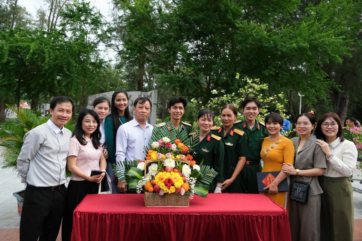 Tham dự Ngày hội sống xanh có các đồng chí lãnh đạo tỉnh Bà Rịa – Vũng Tàu, Sở Thông tin và Truyền thông tỉnh, lãnh đạo huyện Côn Đảo cùng đông đảo cán bộ, học sinh, chiến sĩ và nhân dân huyện đảo. 