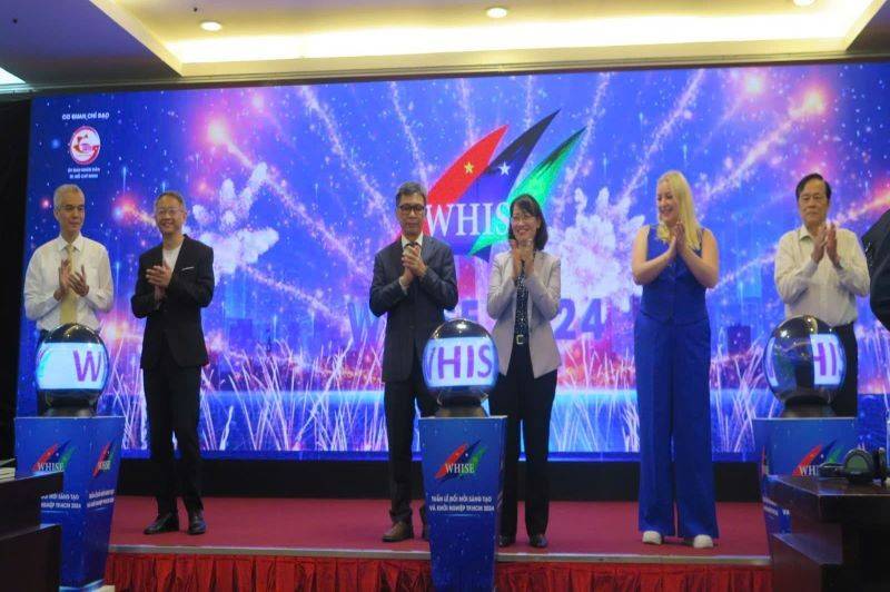 Phó Chủ tịch UBND TP. Hồ Chí Minh Trần Thị Diệu Thúy và các đại biểu thực hiện nghi thức khai mạc   