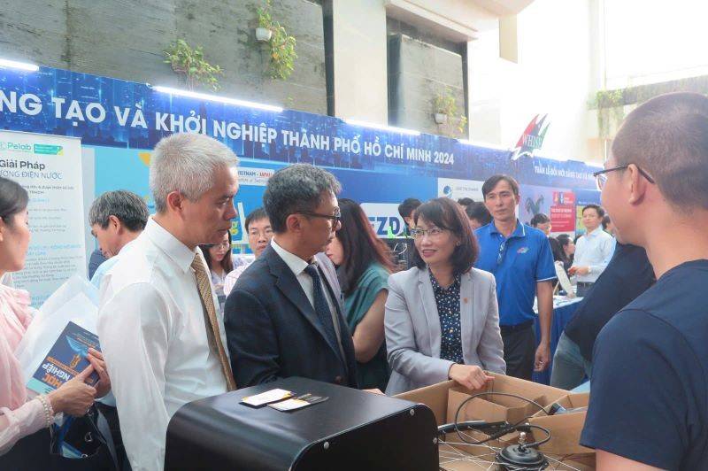 Phó Chủ tịch UBND TP Trần Thị Diệu Thúy tham quan các gian hàng đổi mới sáng tạo  