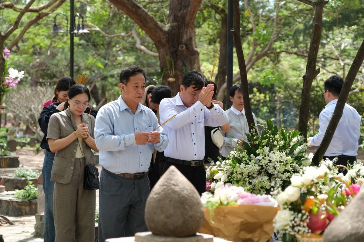 Lãnh đạo Tỉnh, Sở TT và TT dâng hương tại Nghĩa trang Hàng Dương