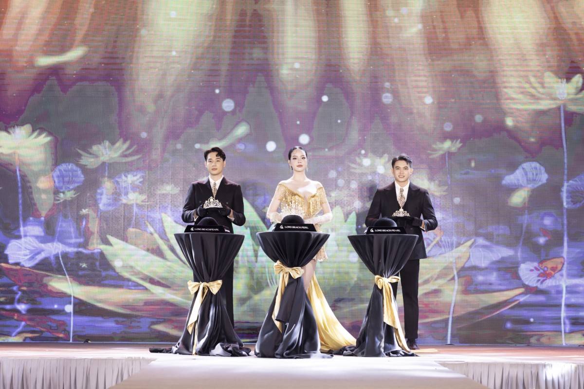 Khoảnh khắc 3 chiếc vương miện được công bố