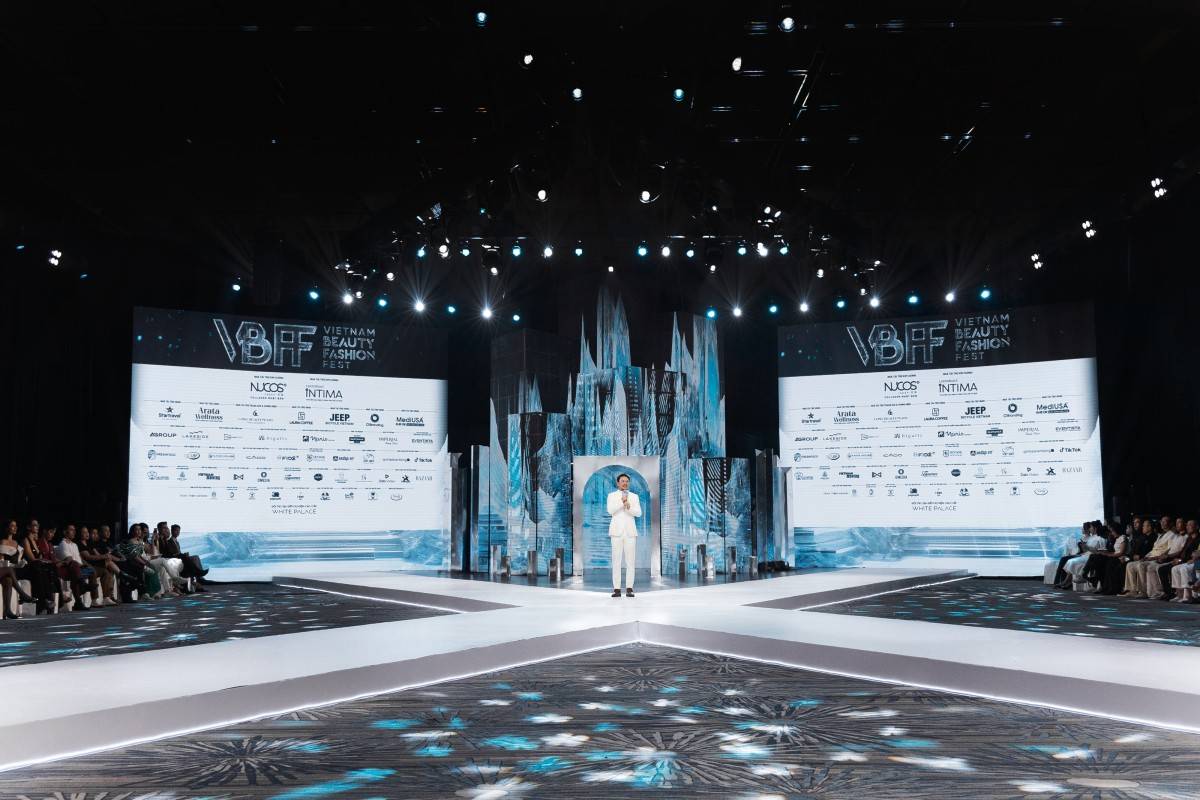 Sàn diễn năm nay được thiết kế hình chữ X