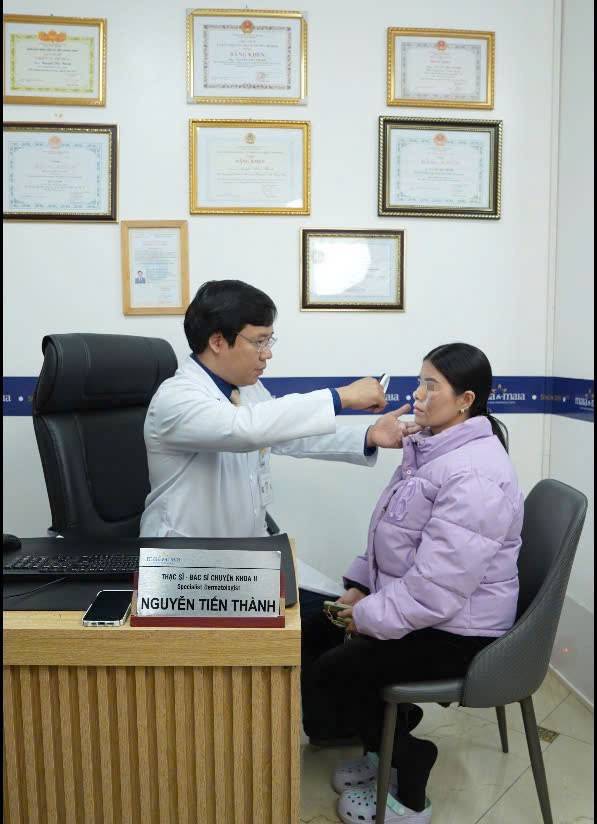 Ths.BS CK II Nguyễn Tiến Thành thăm khám cho bệnh nhân.