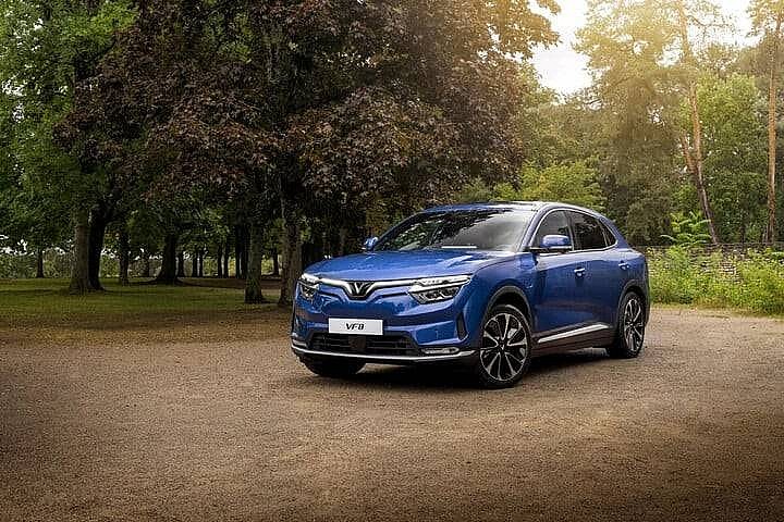 VinFast VF 8 là mẫu xe điện cao cấp của VinFast, được đưa vào vận hành taxi Xanh SM Luxury một thời gian nhằm quảng bá các dịch vụ hạng sang  VinFast VF 8 là mẫu xe điện cao cấp của VinFast, được đưa vào vận hành taxi Xanh SM Luxury một thời gian nhằm quảng bá các dịch vụ hạng sang