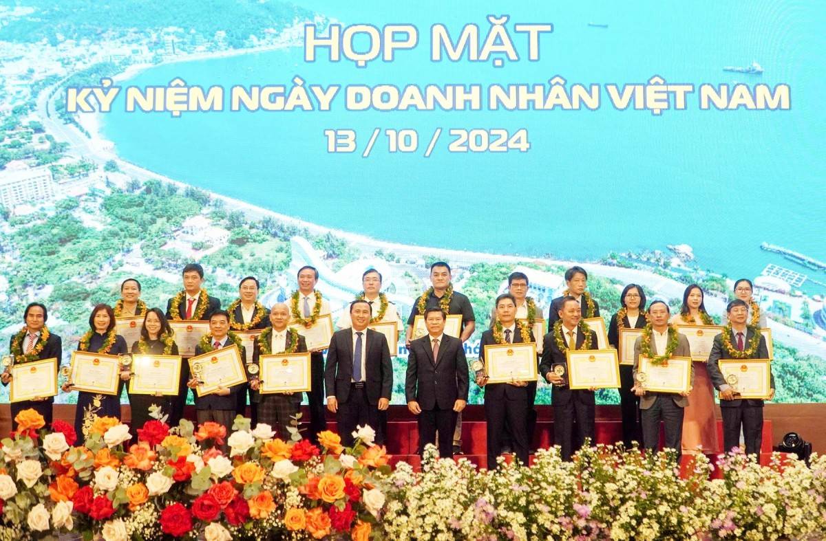 Ông Nguyễn Văn Xinh, Trưởng Ban Tuyên giáo Tỉnh ủy và ông Lê Hoàng Hải, Phó Chủ tịch HĐND tỉnh trao bằng khen vinh danh doanh nghiệp, doanh nhân tiêu biểu đã có những đóng góp tích cực vào sự phát triển kinh tế - xã hội của tỉnh