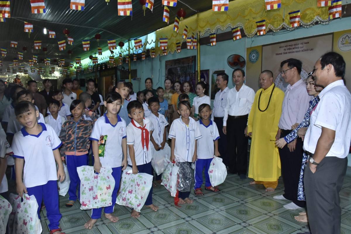 Hiệp hội doanh nghiệp nhỏ và vừa tỉnh BR-VT đã đến và trao quà cho 2 trung tâm nuôi dưỡng trẻ mồ côi và khuyết tật trên địa bàn tỉnh, với số tiền và quà lên tới gần 80 triệu đồng.