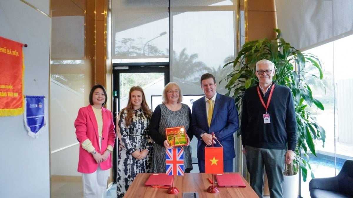 Đại diện Đại học Liverpool (đứng thứ hai và thứ ba từ trái sang) cùng Giáo sư Rick Bennett, Phó Hiệu trưởng kiêm Phó Chủ tịch BUV trong lễ ký kết thỏa thuận hợp tác tại BUV.