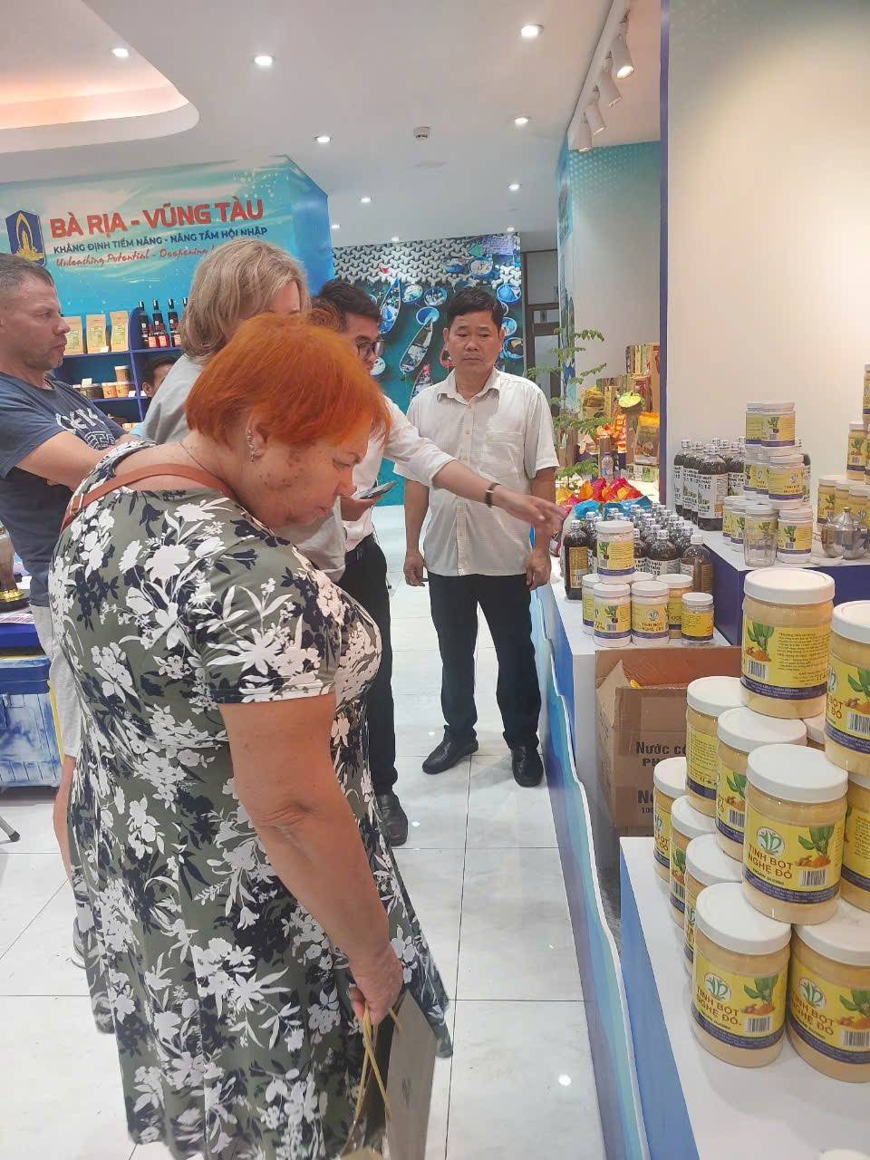 Khách nước ngoài tham quan và mua sắm sản phẩm tại Showroom