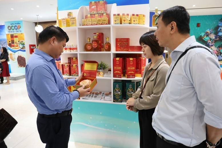 Sản phẩm OCOP và sản phẩm đặc trưng tỉnh Bà Rịa-Vũng Tàu thu hút sự quan tâm của khách tham quan 