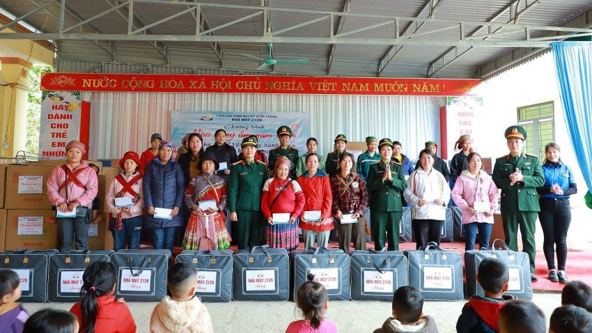 Nhà máy Z129 tặng quà trị giá 130 triệu đồng cho phụ nữ, trẻ em hoàn cảnh khó khăn tỉnh Hà Giang