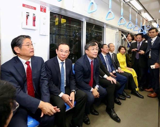 Bí thư Thành ủy TPHCM Nguyễn Văn Nên (thứ 2 từ trái qua) cùng các đại biểu trải nghiệm Metro số 1