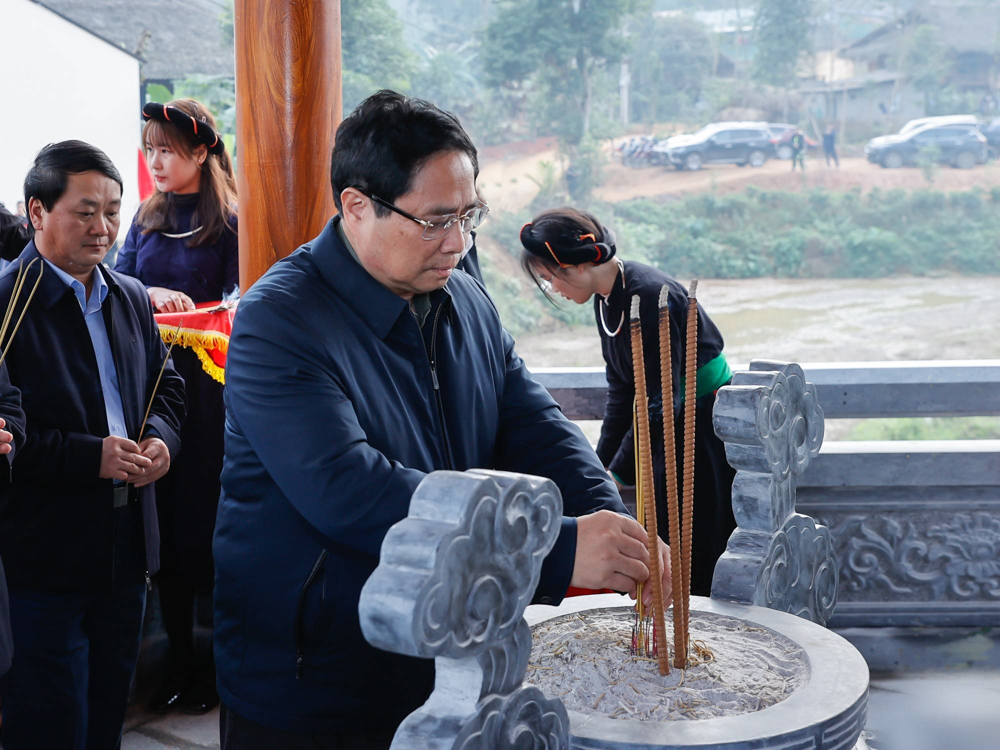 Thủ tướng Phạm Minh Chính dâng hương tưởng niệm đồng bào thiệt mạng trong thảm hoạ lũ quét, sạt lở đất do bão số 3 gây ra tại thôn Làng Nủ - Ảnh: VGP/Nhật Bắc Thủ tướng Phạm Minh Chính dâng hương tưởng niệm đồng bào thiệt mạng trong thảm hoạ lũ quét, sạt lở đất do bão số 3 gây ra tại thôn Làng Nủ - Ảnh: VGP/Nhật Bắc