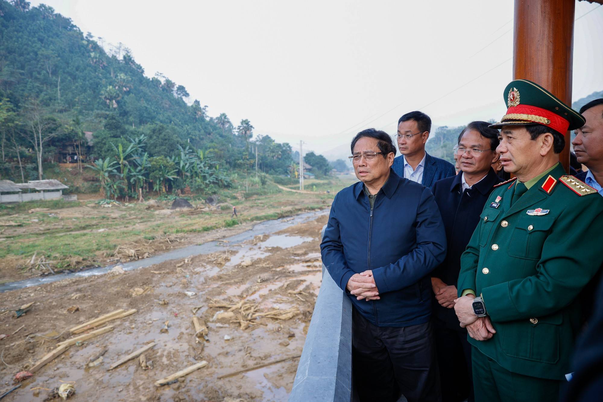 Thủ tướng Phạm Minh Chính thăm thôn Làng Nủ, nơi 67 người dân bị thiệt mạng do trận lũ - Ảnh: VGP/Nhật Bắc Thủ tướng Phạm Minh Chính thăm thôn Làng Nủ, nơi 67 người dân bị thiệt mạng do trận lũ - Ảnh: VGP/Nhật Bắc