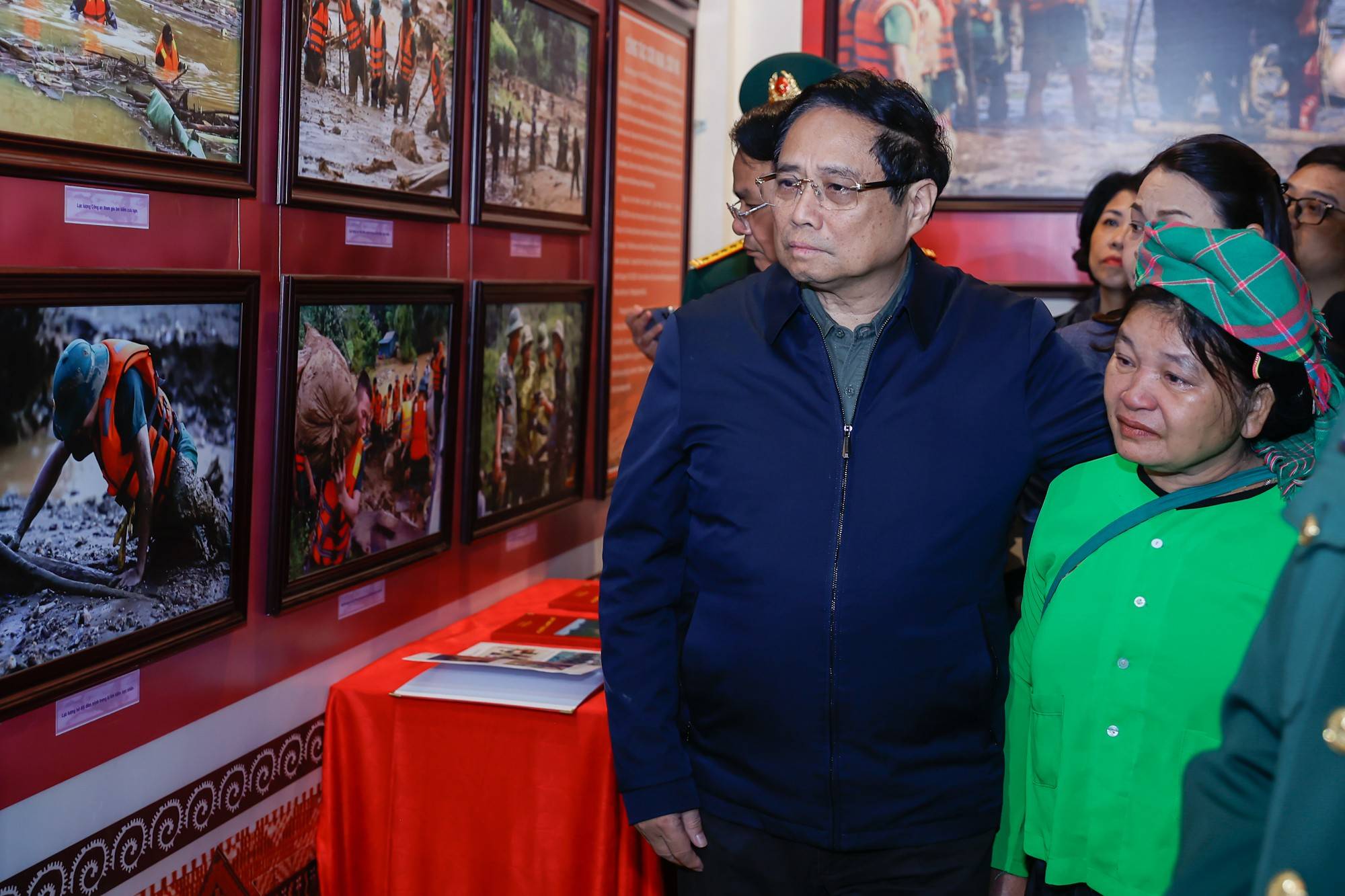 Thủ tướng Phạm Minh Chính tham quan trưng bày ảnh, hiện vật và gặp người dân có người thân thiệt mạng trong trận lũ quét tại thôn Làng Nủ - Ảnh: VGP/Nhật Bắc Thủ tướng Phạm Minh Chính tham quan trưng bày ảnh, hiện vật và gặp người dân có người thân thiệt mạng trong trận lũ quét tại thôn Làng Nủ - Ảnh: VGP/Nhật Bắc