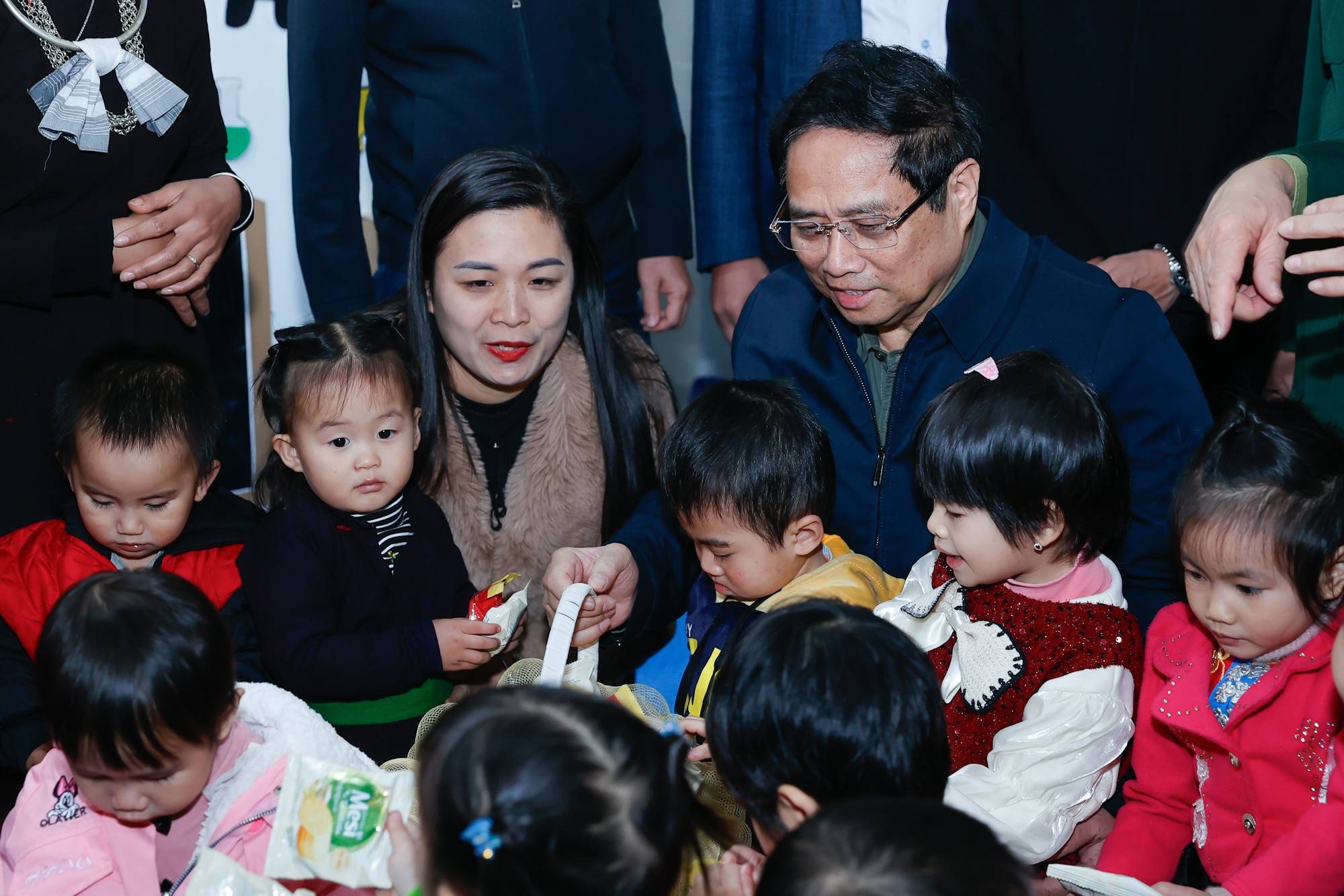 Thủ tướng thăm, tặng quà cho các cháu mầm non - Ảnh: VGP/Nhật Bắc Thủ tướng thăm, tặng quà cho các cháu mầm non - Ảnh: VGP/Nhật Bắc