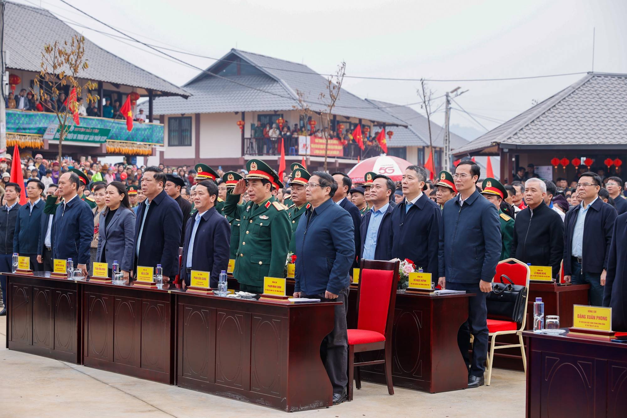 Thủ tướng và các đạo biểu, người dân dự lễ khánh thành - Ảnh: VGP/Nhật Bắc Thủ tướng và các đạo biểu, người dân dự lễ khánh thành - Ảnh: VGP/Nhật Bắc