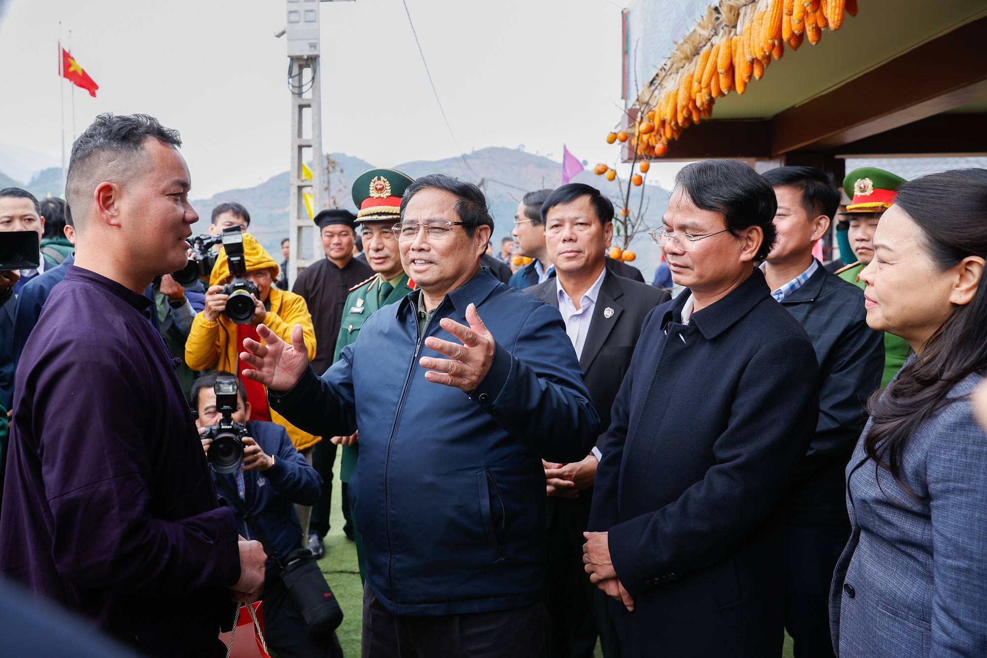 Thủ tướng chúc tới bà con ba thôn Làng Nủ, Nậm Tông, Kho Vàng sớm trở thành  Thủ tướng: 'Sự sống nảy sinh từ cái chết' ở Làng Nủ, Nậm Tông, Kho Vàng