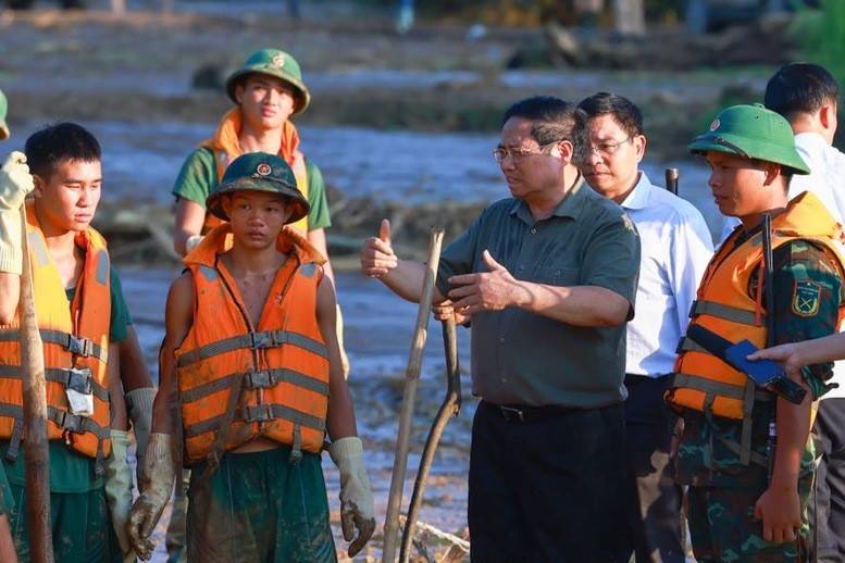 Ngày 12/9/2024, ngay sau thảm họa, ở thời điểm hậu quả bão số 3 còn rất nặng nề, Thủ tướng Phạm Minh Chính đã tới Lào Cai để thị sát tình hình, thăm hỏi đời sống người dân, kiểm tra, động viên các lực lượng đang làm nhiệm vụ ứng phó mưa lũ, cứu hộ, cứu nạn, khắc phục hậu quả thiên tai, tiếp tế nhu yếu phẩm cho người dân - Ảnh: VGP/Nhật Bắc Ngày 12/9/2024, ngay sau thảm họa, ở thời điểm hậu quả bão số 3 còn rất nặng nề, Thủ tướng Phạm Minh Chính đã tới Lào Cai để thị sát tình hình, thăm hỏi đời sống người dân, kiểm tra, động viên các lực lượng đang làm nhiệm vụ ứng phó mưa lũ, cứu hộ, cứu nạ