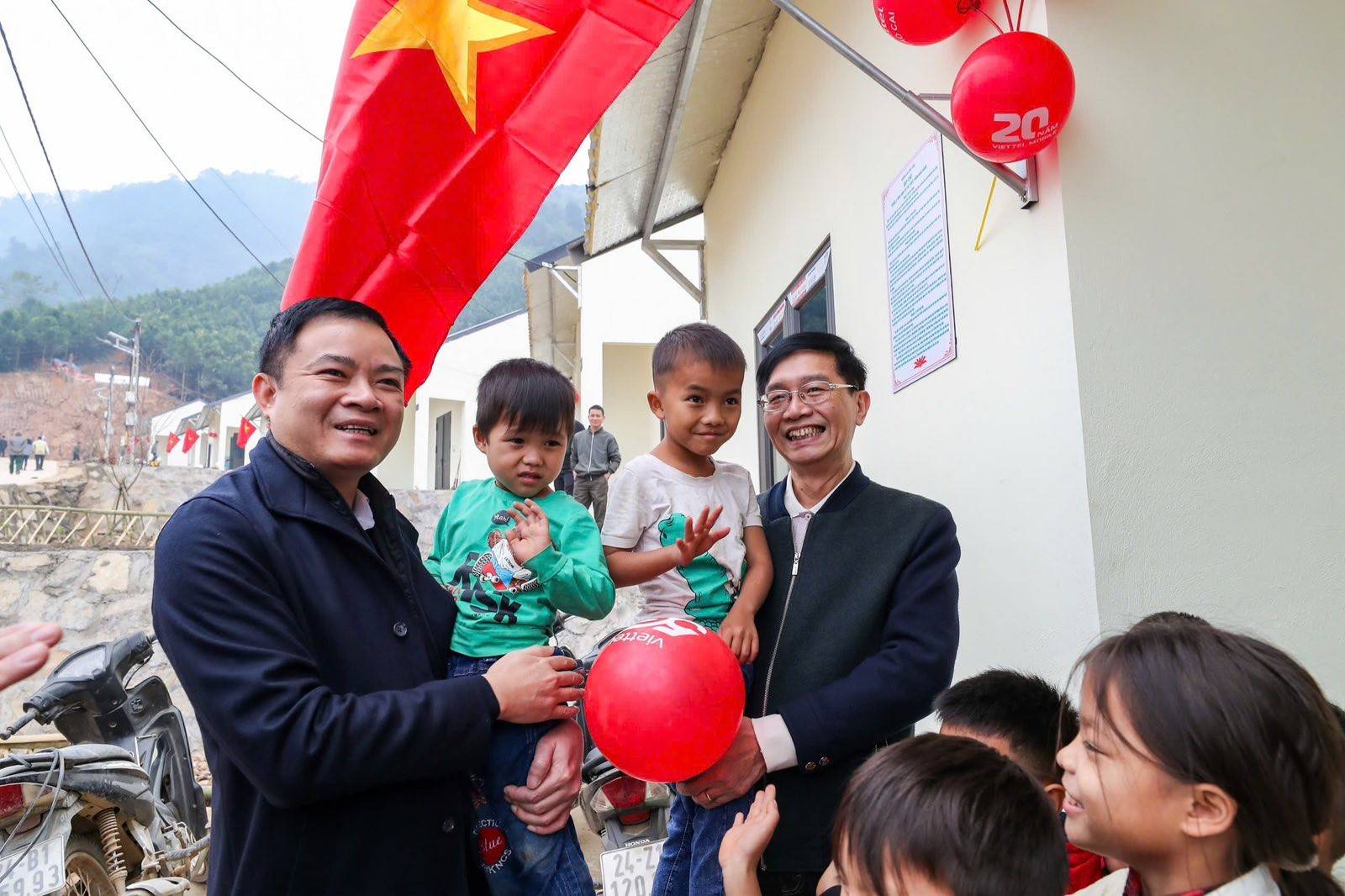 Tổng Giám đốc Petrovietnam Lê Ngọc Sơn (trái) và Phó Bí thư thường trực Đảng ủy Tập đoàn Dầu khí Quốc gia Việt Nam Trần Quang Dũng (phải) thăm hỏi, động viên người dân thôn Kho Vàng - Ảnh: VGP Tổng Giám đốc Petrovietnam Lê Ngọc Sơn (trái) và Phó Bí thư thường trực Đảng ủy Tập đoàn Dầu khí Quốc gia Việt Nam Trần Quang Dũng (phải) thăm hỏi, động viên người dân thôn Kho Vàng - Ảnh: VGP