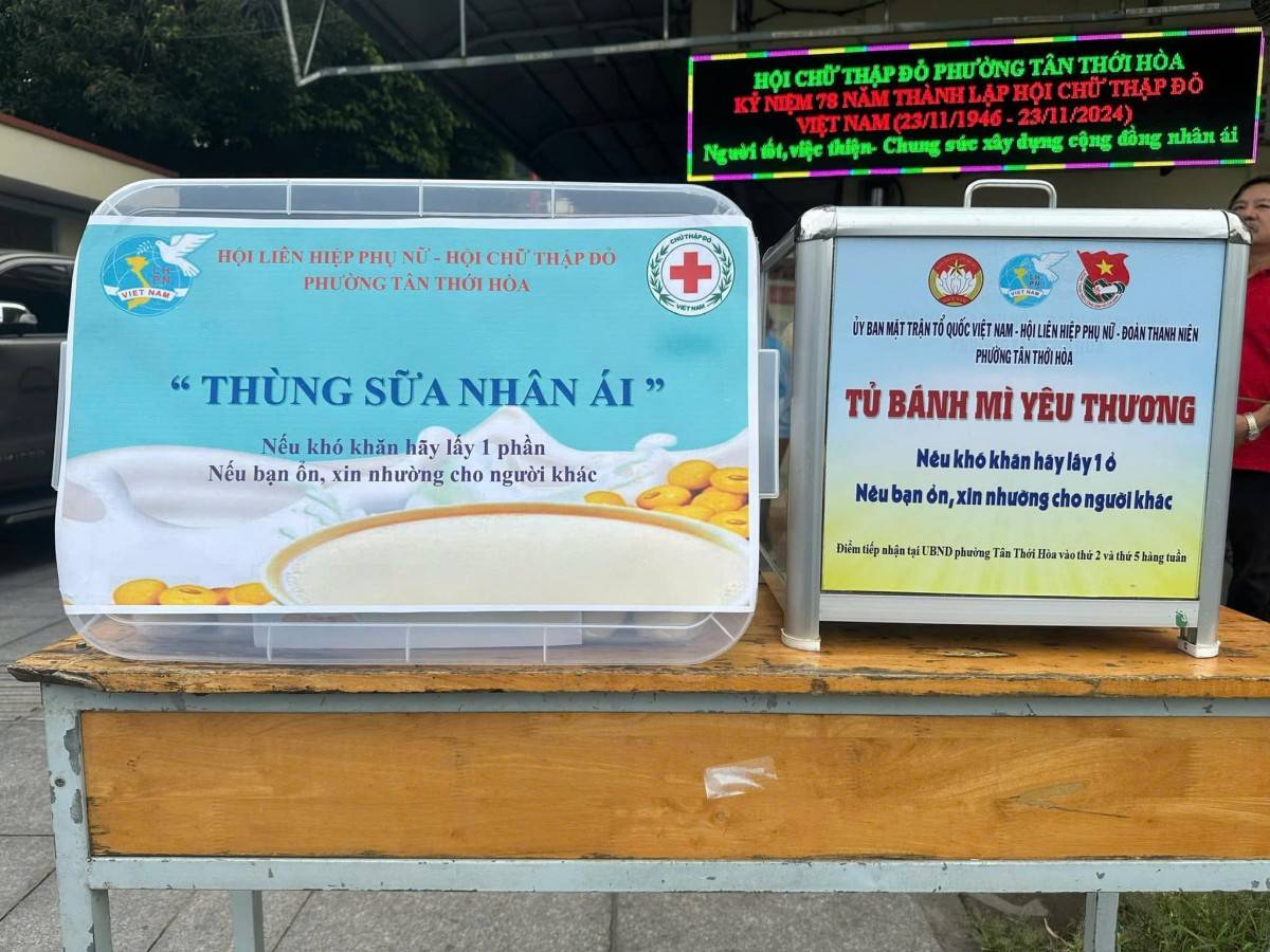 bữa sáng có bánh mì và sữa đậu nành nhằm chia sẻ phần nào những khó khăn của người dân