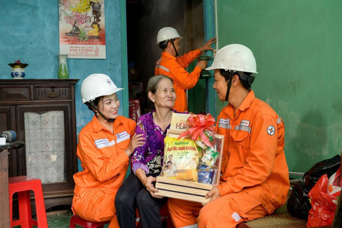 Công ty Điện lực Bến Tre tặng quà, sửa chữa, thay mới hệ thống điện để đảm bảo an toàn cho  các hộ nghèo Công ty Điện lực Bến Tre tặng quà, sửa chữa, thay mới hệ thống điện để đảm bảo an toàn cho  các hộ nghèo