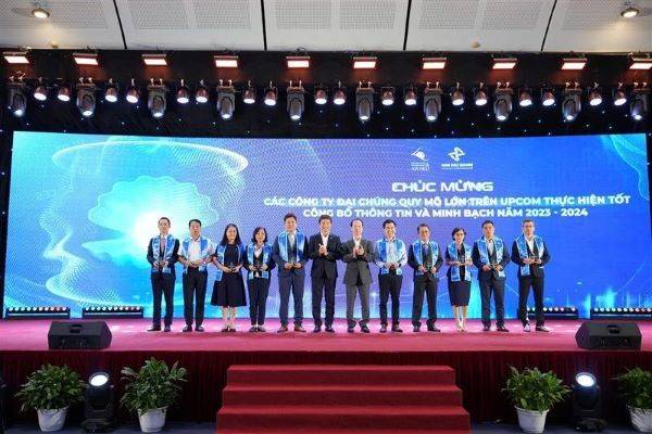 ABBANK nhận giải tôn vinh doanh nghiệp thực hiện tốt công bố thông tin và minh bạch