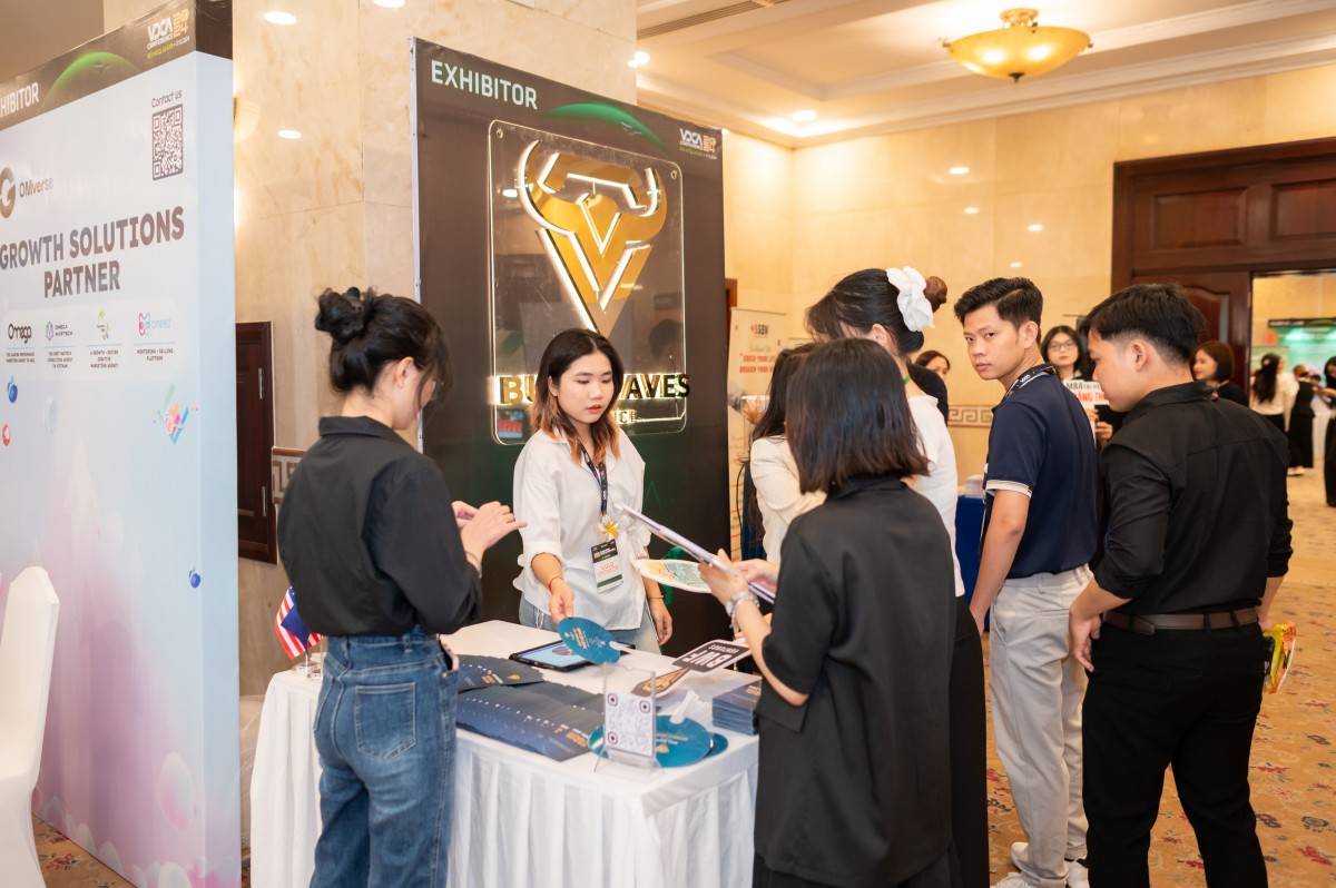 Gian hàng của BWF Ventures nổi bật với không gian hiện đại, mang đến cho khách tham quan trải nghiệm thực tế về các dự án công nghệ bền vững mà quỹ đang phát triển.