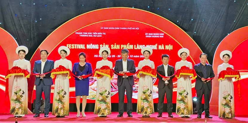 Các đại biểu cắt băng khai mạc Festival nông sản, sản phẩm làng nghề Hà Nội 