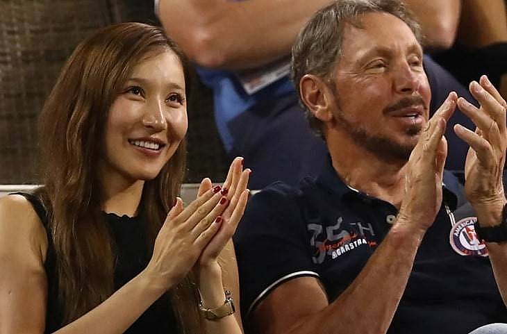 Tỷ phú Larry Ellison và Jolin Zhu trong một sự kiện thể thao. Ảnh: SCMP