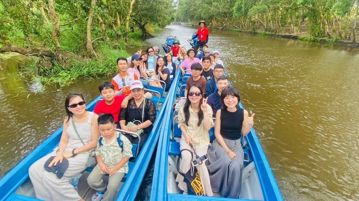Du khách tham quan Rừng tràm Trà Sư (Ảnh Cổng TTĐT AG) Du khách tham quan Rừng tràm Trà Sư (Ảnh Cổng TTĐT AG)