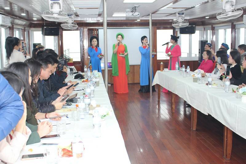 Trên du thuyền giữa dòng Lam, đoàn khảo sát được thưởng thức những làn điệu Dân ca Ví, Giặm sâu lắng 