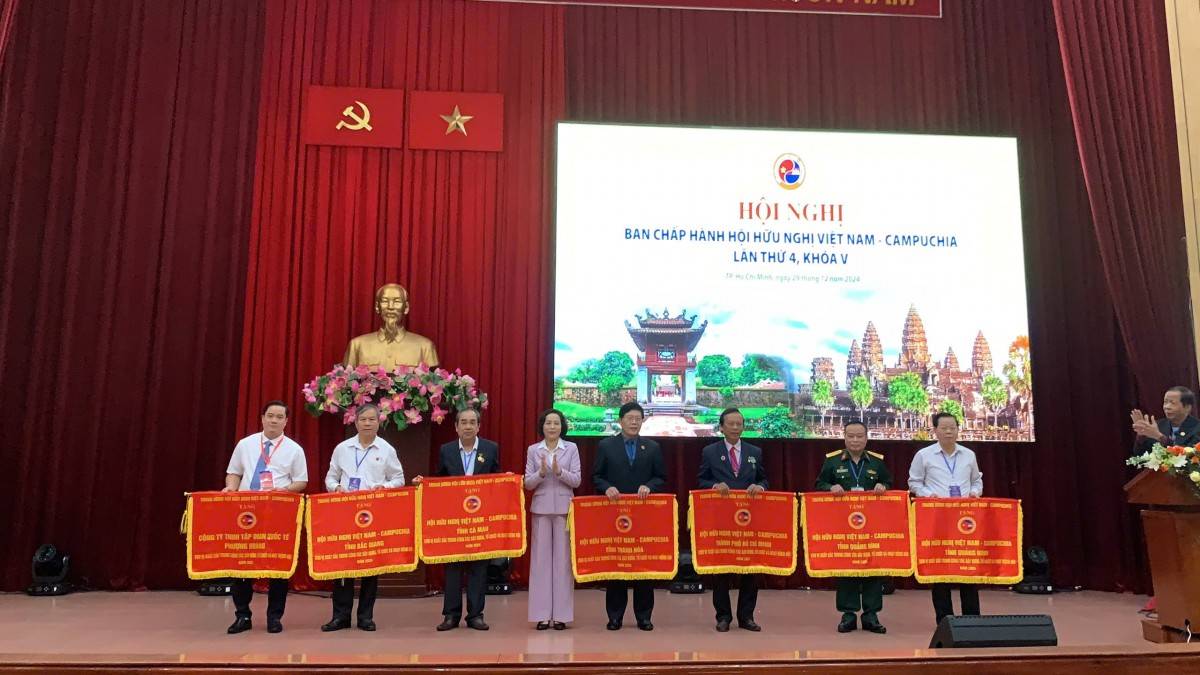 Bà Nguyễn Thị Thanh - Chủ tịch Trung ương Hội Hữu nghị Việt Nam -Campuchia, tặng cờ thi đua cho các  Hội địa phương đạt thành tích xuất sắc.