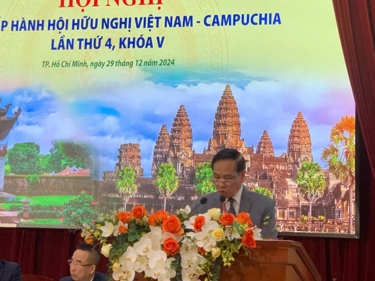 Đại tá Lê Văn Tuỵ - Phó Chủ tịch Thường trực Trung ương Hội Hữu nghị Việt Nam - Campuchia, báo cáo kết quả hoạt động năm 2024 và phương hướng nhiệm vụ năm 2025 của Hội.