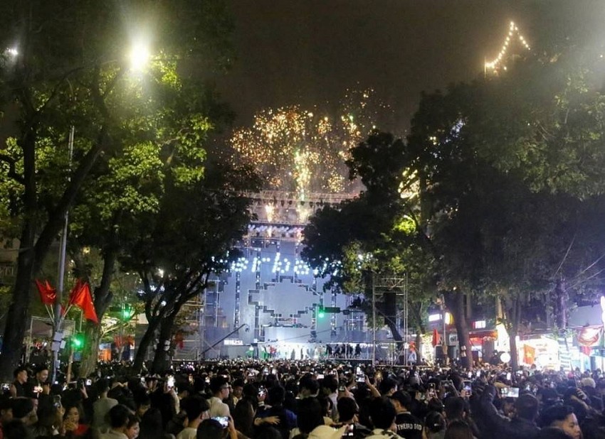 Một chương trình countdown chào đón năm mới tại Quảng trường Đông Kinh Nghĩa Thục, Hà Nội. (Ảnh: TTXVN)