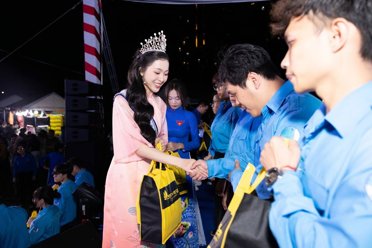 Hoa hậu Kiều Duy trao các phần quà cho thanh niên, công nhân khó khăn về quê đón Tết.