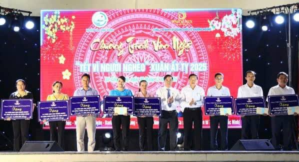 Tấm lòng nhân ái và nghĩa tình từ Công ty TNHH Tập đoàn Quốc tế Phượng Hoàng tại Gò Công Đông