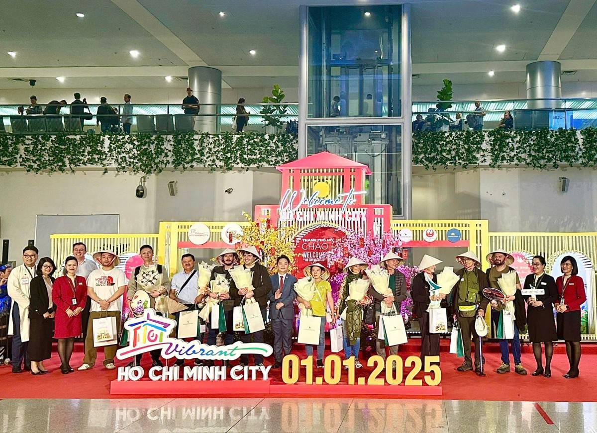 trao tặng hoa và quà chúc mừng cho các vị khách may mắn trên 03 chuyến bay quốc tế