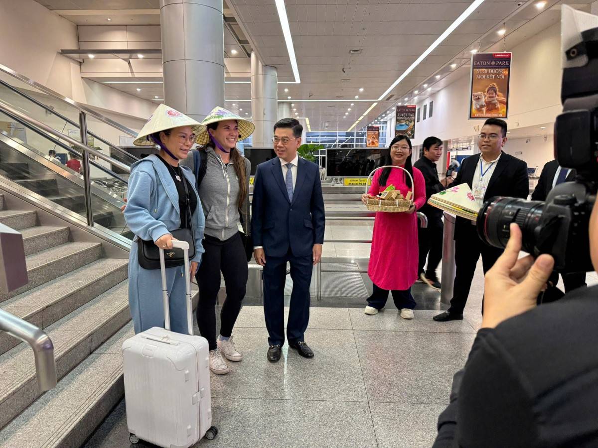 Phó Chủ tịch UBND TP. HCM Nguyễn Văn Dũng chào đón những vị khách quốc tế đầu tiên năm 2025 tại ga Quốc tế Tân Sơn Nhất