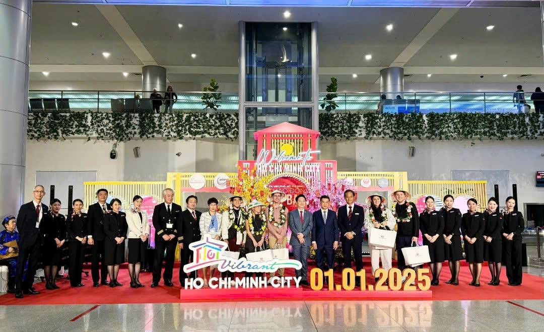 Lãnh đạo Thành phố đón những vị khách quốc tế đầu tiên xuống sân bay Tân Sơn Nhất