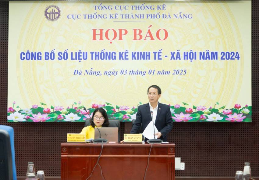 Ông Trần Văn Vũ - Cục trưởng Cục Thống kê thành phố Đà Nẵng, công bố số liệu kinh tế - xã hội thành phố Đà Nẵng năm 2024, tại cuộc họp báo ngafy/1/2024.