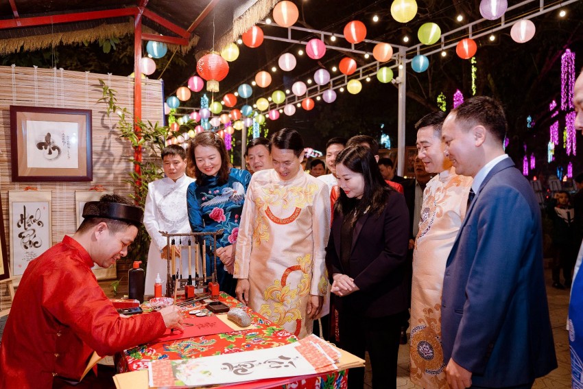 Các đại biểu tham quan gian hàng tại tuyến phố đi bộ