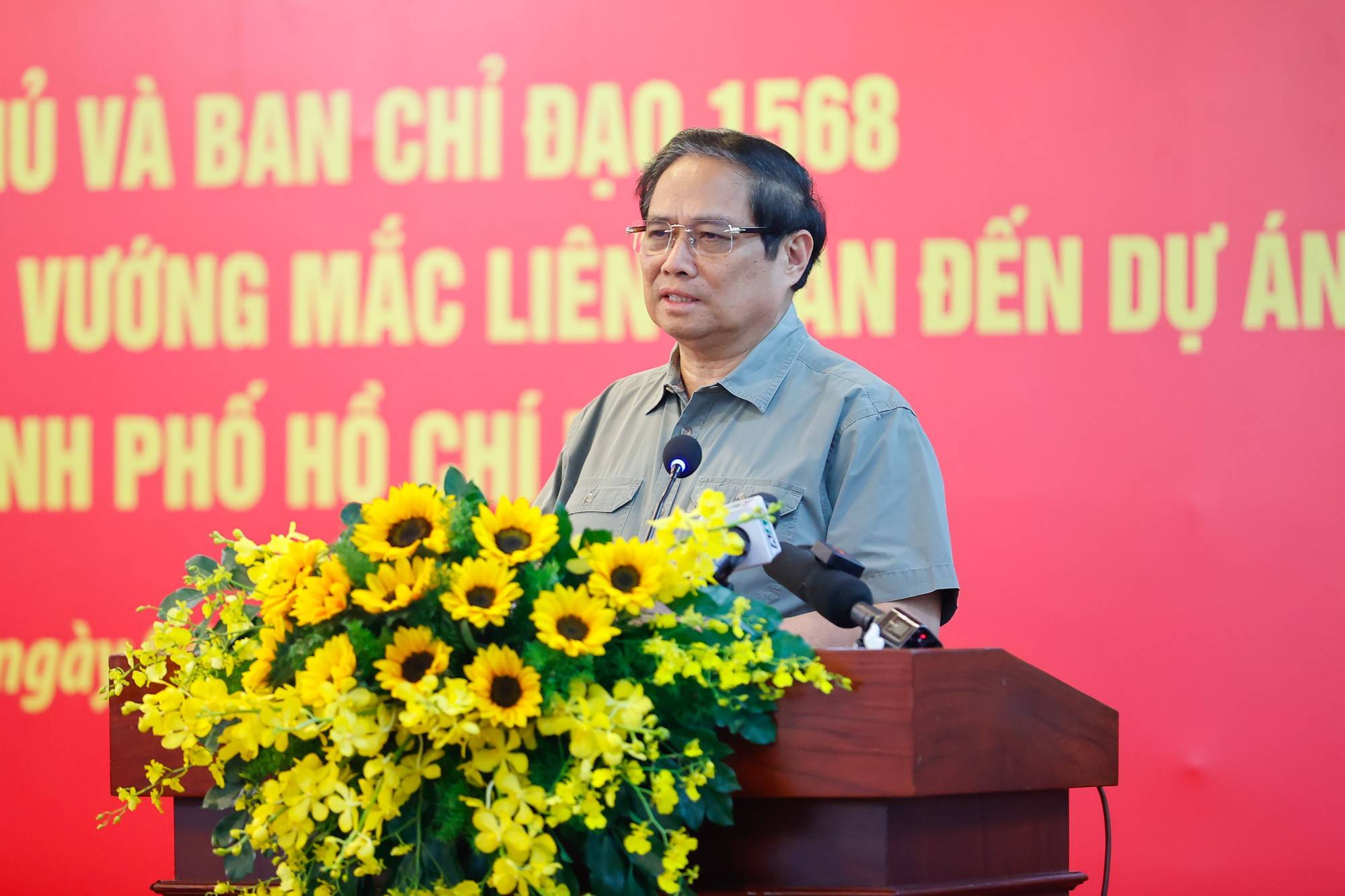 Thủ tướng Phạm Minh Chính ghi nhận, biểu dương TPHCM đã khẩn trương triển khai, tập trung xử lý, phân loại các dự án vướng mắc, kéo dài nhiều năm theo Công điện 112 và các chỉ đạo của Thủ tướng Chính phủ - Ảnh: VGP/Nhật Bắc Thủ tướng Phạm Minh Chính ghi nhận, biểu dương TPHCM đã khẩn trương triển khai, tập trung xử lý, phân loại các dự án vướng mắc, kéo dài nhiều năm theo Công điện 112 và các chỉ đạo của Thủ tướng Chính phủ - Ảnh: VGP/Nhật Bắc