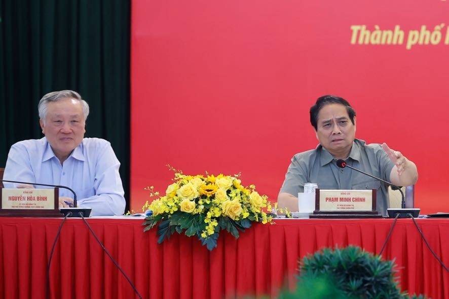 Thủ tướng cho biết, qua rà soát, xử lý các dự án, Chính phủ cũng đã có thêm nhiều kinh nghiệm để trình Quốc hội thông qua Luật Đầu tư công (sửa đổi), luật sửa đổi 9 luật, luật sửa đổi 4 luật trong lĩnh vực tài chính, đầu tư; trong hơn 1 tháng qua, Chính phủ cũng đã ban hành hàng chục nghị định hướng dẫn - Ảnh: VGP/Nhật Bắc Thủ tướng cho biết, qua rà soát, xử lý các dự án, Chính phủ cũng đã có thêm nhiều kinh nghiệm để trình Quốc hội thông qua Luật Đầu tư công (sửa đổi), luật sửa đổi 9 luật, luật sửa đổi 4 luật trong lĩnh vực tài chính, đầu tư; trong hơn 1 tháng qua, Chính p
