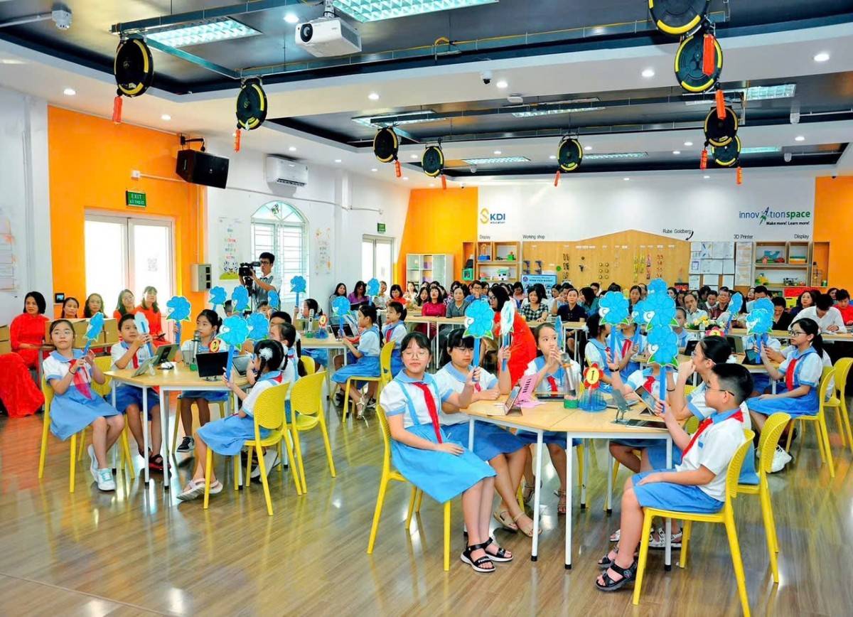 Nhờ sử dụng phòng học thông minh mà mỗi tiết học đều trở nên sôi động, tạo sự hứng khởi cho cả học sinh và giáo viên tham gia. Nhờ sử dụng phòng học thông minh mà mỗi tiết học đều trở nên sôi động, tạo sự hứng khởi cho cả học sinh và giáo viên tham gia.