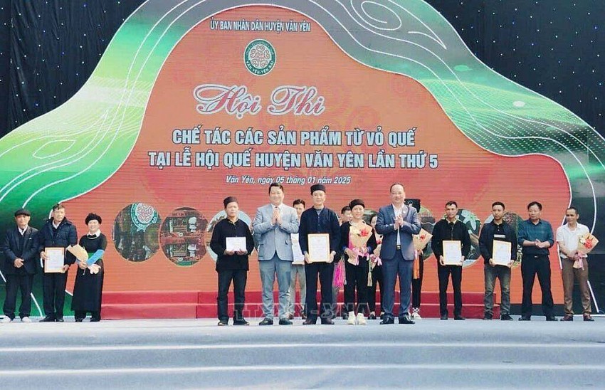 Ban Tổ chức trao giải cho các đội thi chế tác sản phẩm từ vỏ quế. Yên Bái: Nhiều hoạt động đặc sắc tại Lễ hội Quế Văn Yên lần thứ 5