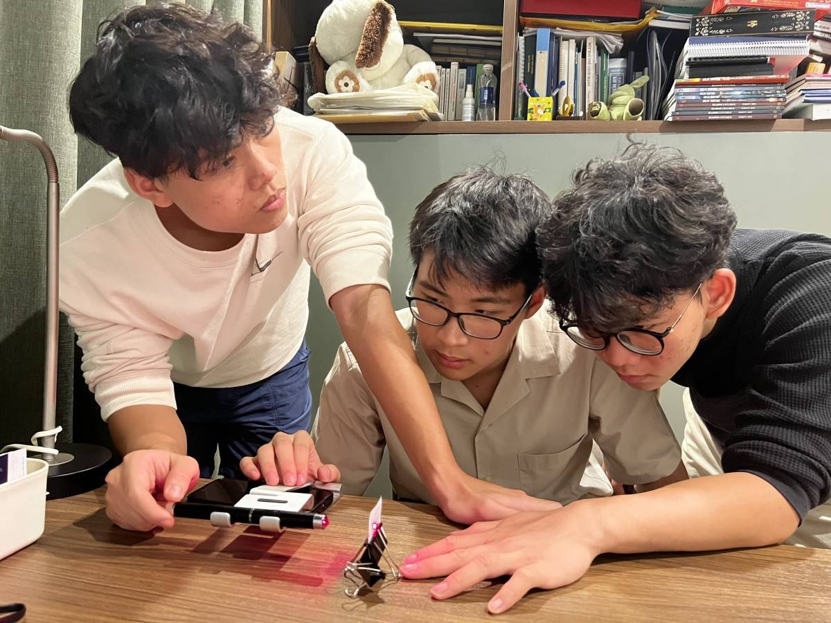 Các bạn Nhóm OPS đang chuẩn bị thí nghiệm