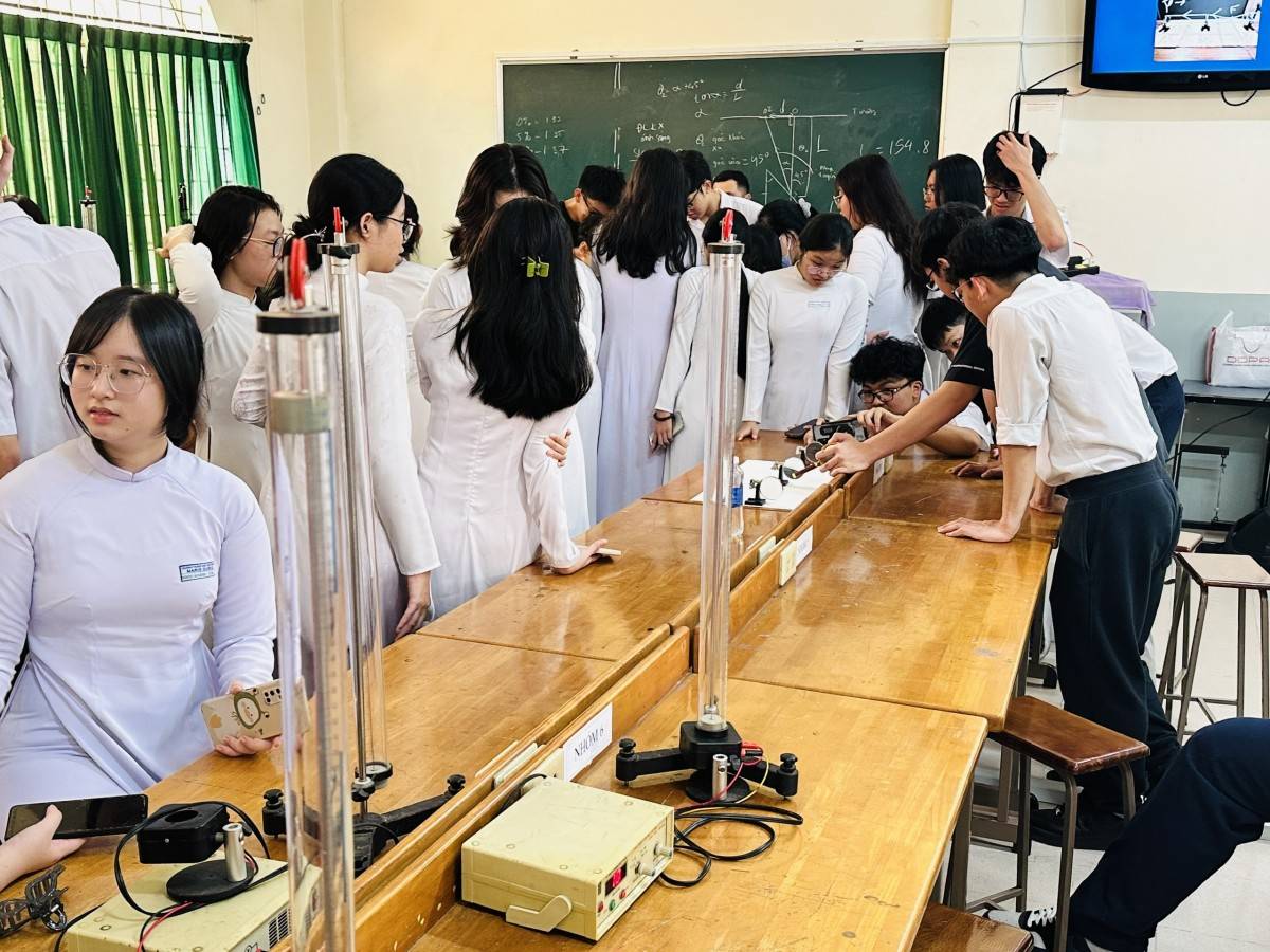 Các bạn học sinh trường Marie Curie thực nghiệm cùng Nhóm OPS