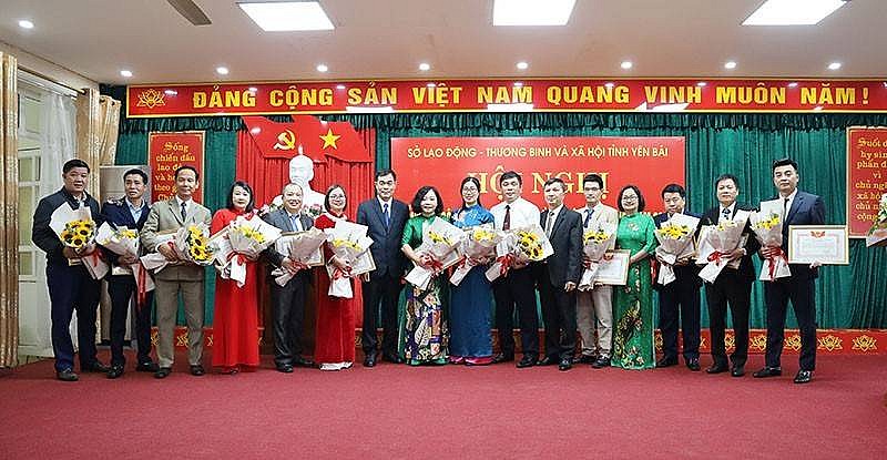 Các tập thể được Sở Lao động - Thương binh và Xã hội trao danh hiệu  Yên Bái vượt kế hoạch, tạo việc làm cho gần 23.000 lao động năm 2024